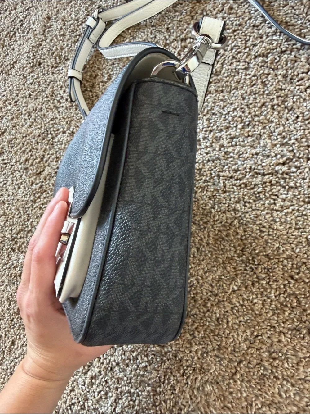 MICHAEL KORS Black Signature Crossbody Logo Printed Bag with White Colorblock